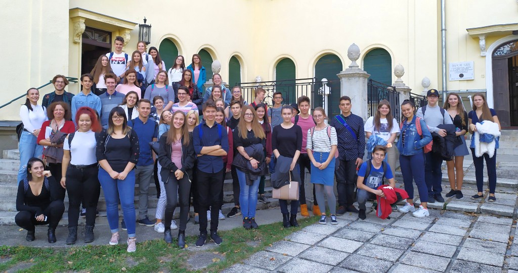 Csoportkép a Bajor Gizi Színészmúzeum előtt