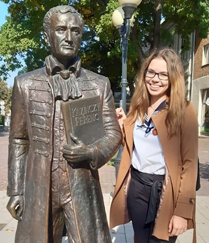 Maczó Gerda Kazinczy szobránál