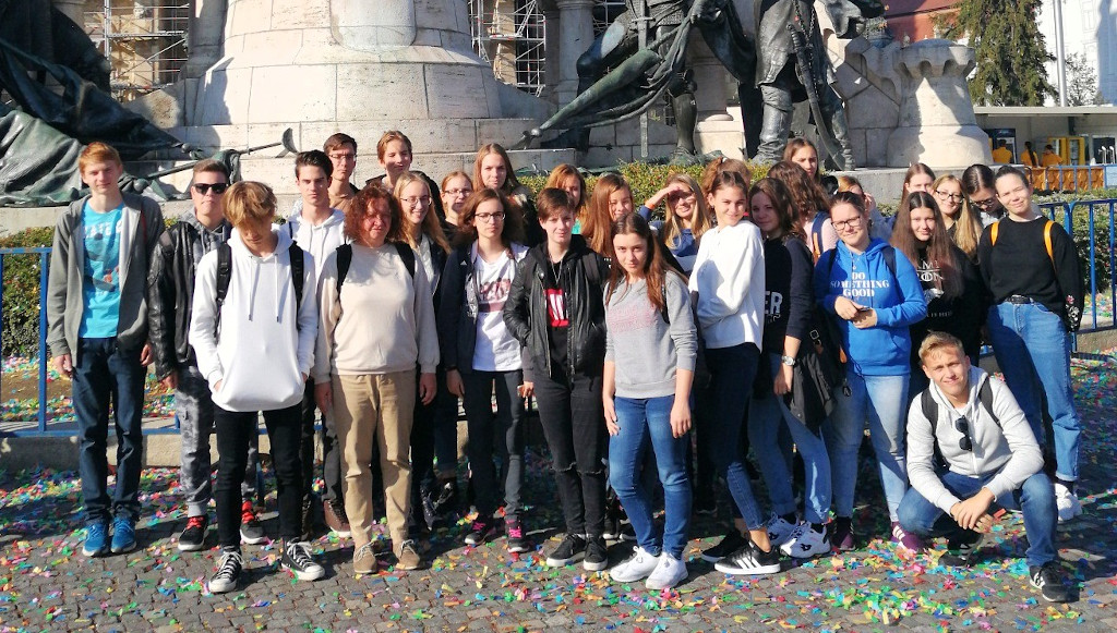 Csoportkép a Mátyás-szobornál