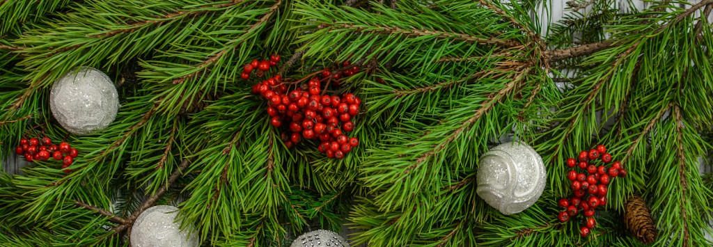 Feldíszített fenyőág