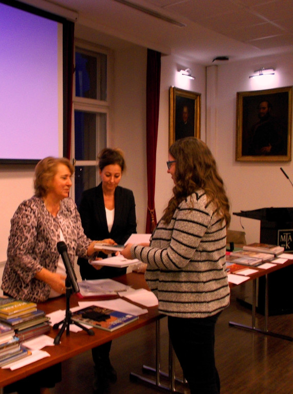 Viczai Ágota átveszi az oklevelét