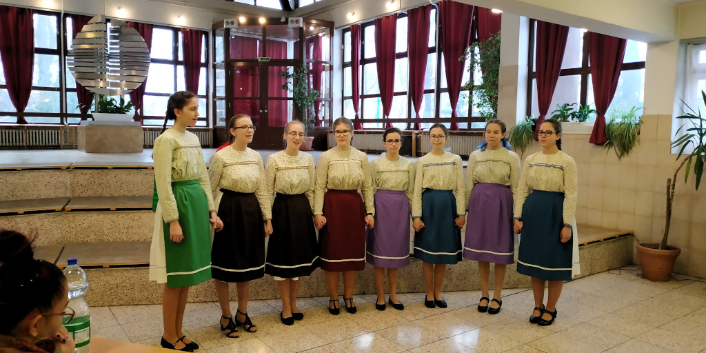 Népdaléneklő lányok