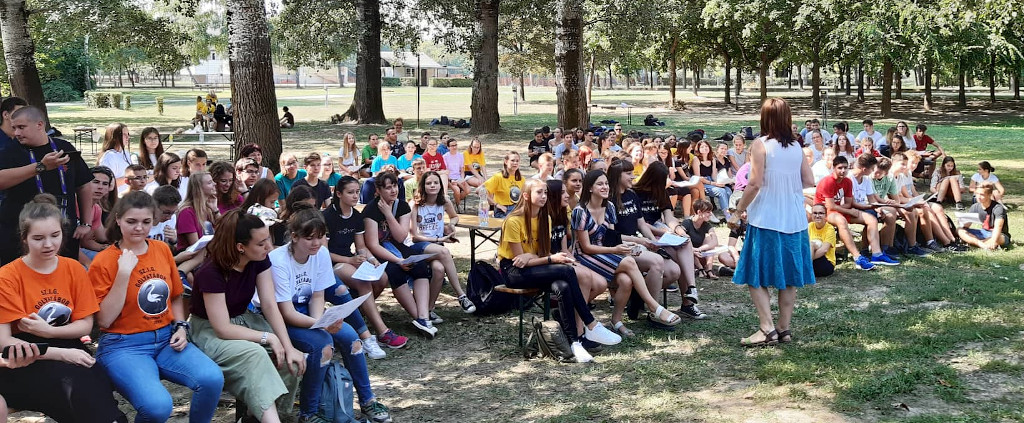 Közös éneklés a gólyatáborban