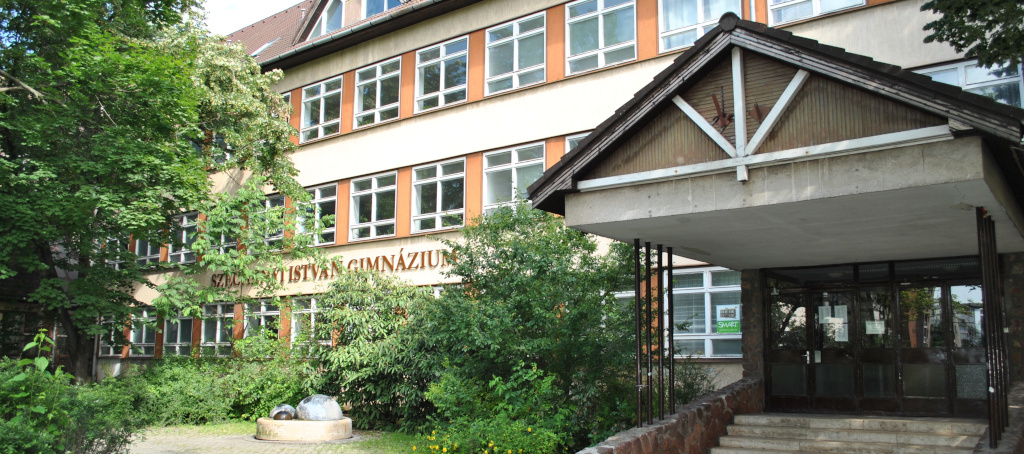 A gimnázium bejárata