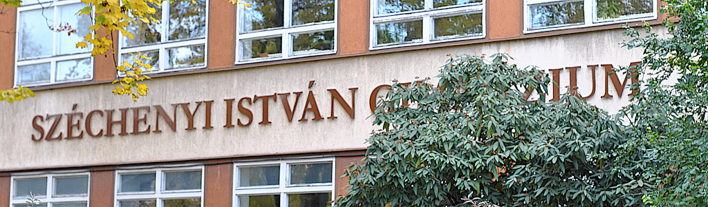 A gimnázium homlokzata