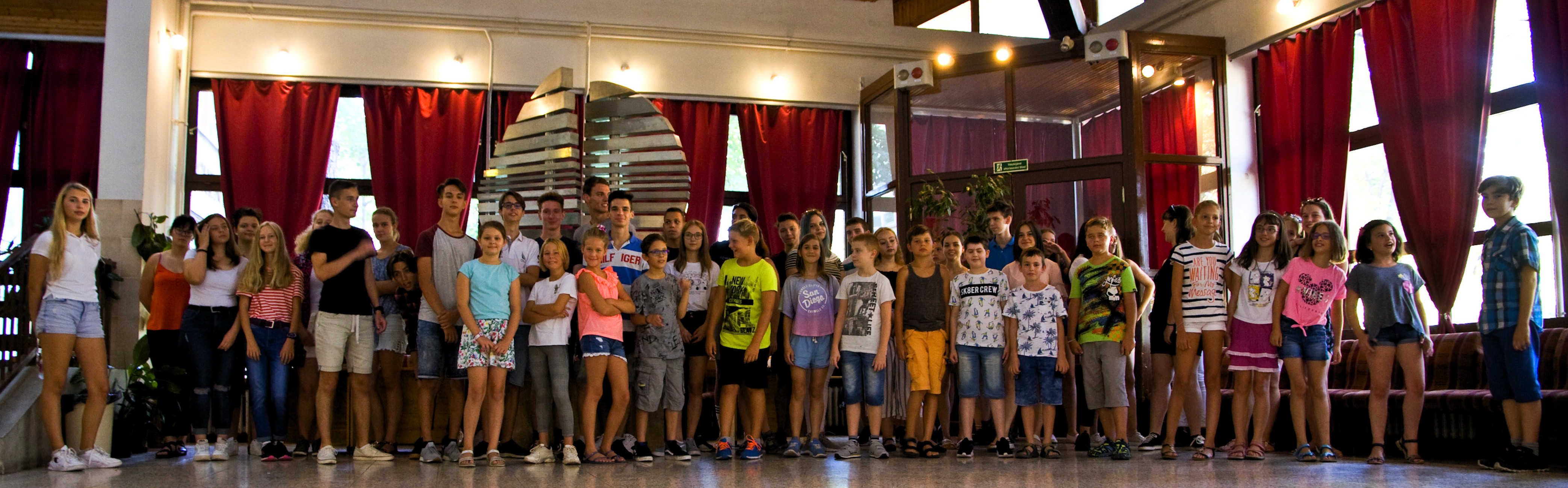 Csoportkép a gimnázium aulájában